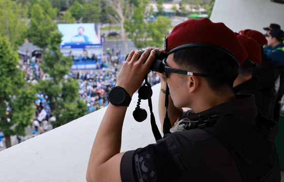 A special police unit stands guard at a campaign rally for Lee Jae-myung, the Democratic Party's presidential candidate, held in Songpa District, southern Seoul, on May 29. [JOONGANG ILBO]