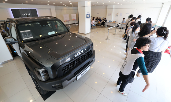 Voters cast their ballots at Neung-dong No. 3 polling station set up at the Kia Motors Daegongwon dealership in Gwangjin District, eastern Seoul, on June 3. [NEWS1] 