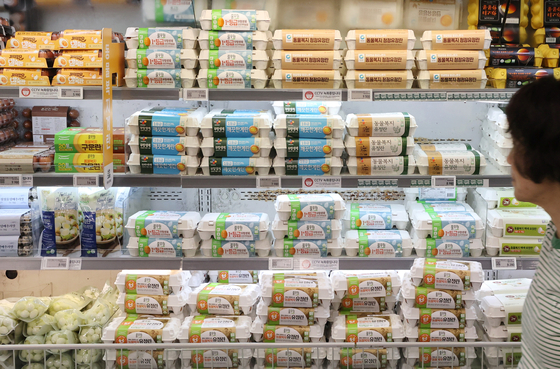 Eggs are sold at a retail shop in Seoul on May 30. [YONHAP]