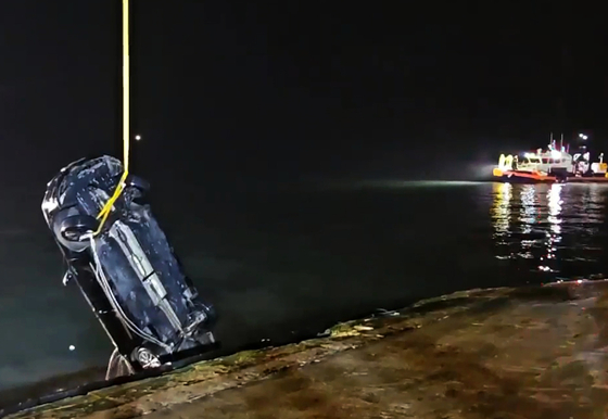 The Coast Guard salvages a vehicle carrying a family that plunged into the sea near Jindo Port in Imhoe-myeon in Jindo, South Jeolla, on June 2. [MOKPO COAST GUARD]