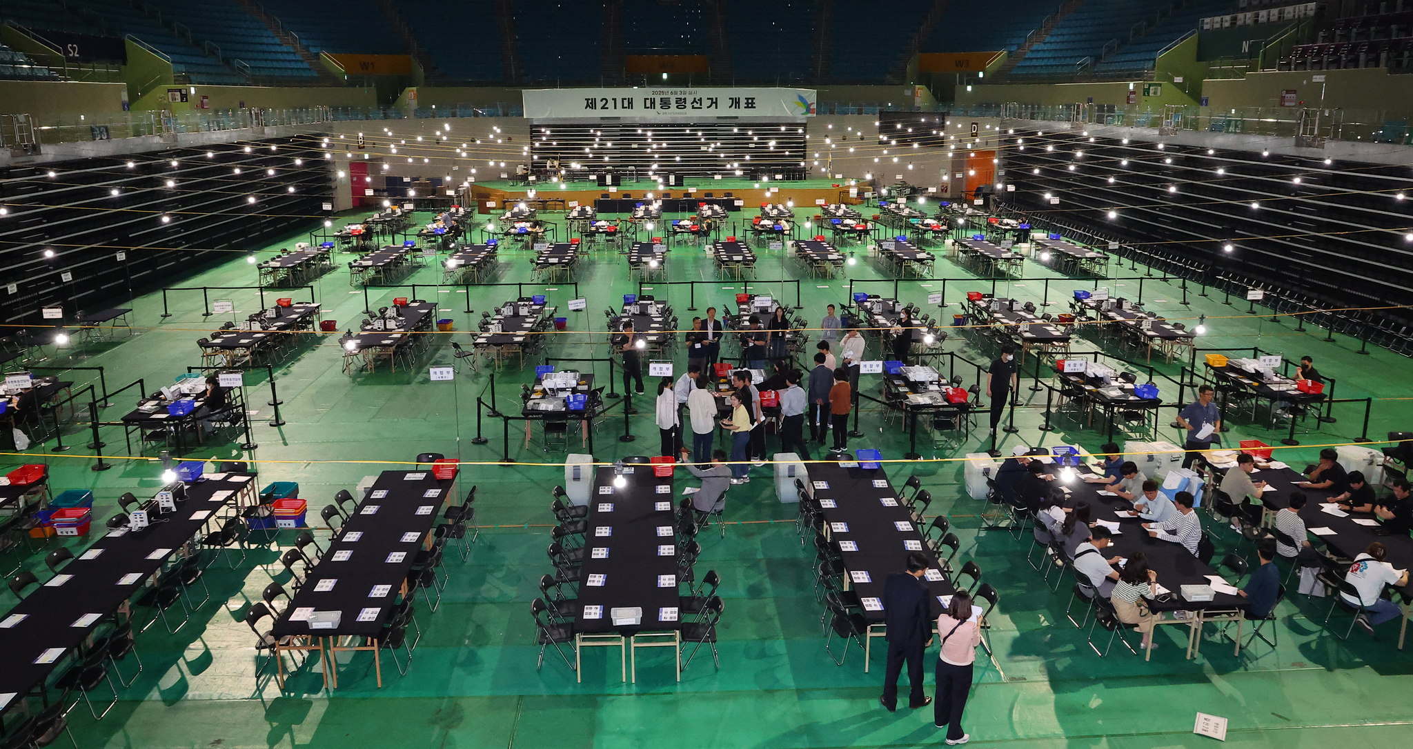 Election officials observe a test run of the ballot counting process at a counting station set up at Samsan World Gymnasium in Incheon on June 2, on the eve of election day. [YONHAP]