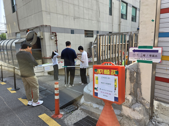 Young voters appear at a polling station in Daehak-dong, Gwanak District, southern Seoul, on June 3. [JOONGANG ILBO] 