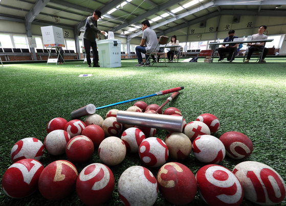 Voters cast their ballots at a polling station set up inside the Shindae Gateball Court in Sejong on June 3, the day of the 21st presidential election. Gateball is a mallet sport derived from aspects of croquet. [YONHAP]