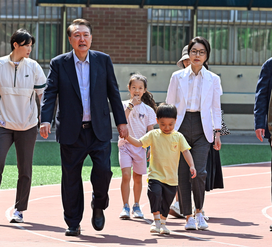 Former President Yoon Suk-yeol and his wife Kim Keon Hee arrive at the polling station at Wonmyong Elementary School in Seocho District, southern Seoul, on Tuesday morning to cast their ballots in the 21st presidential election. [JOONGANG ILBO]