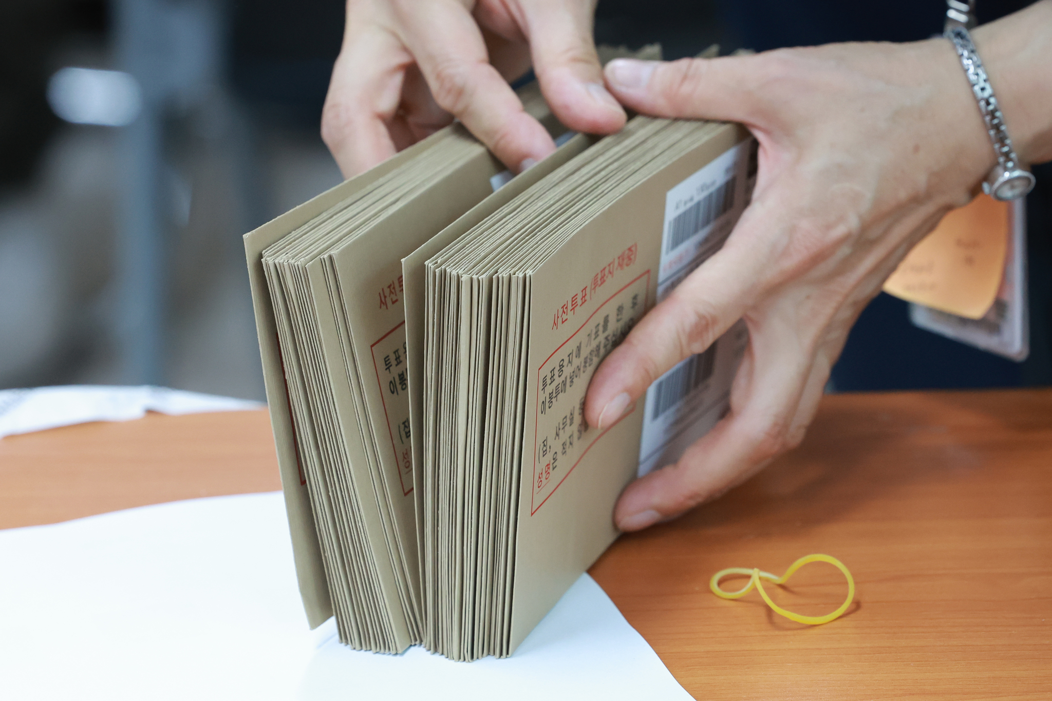 National Election Commission staff check through the presidential election ballots on May 31 in eastern Seoul. [YONHAP]