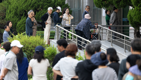 Voters wait in line to cast their ballots for the presidential election on June 3 in Yeouido, western Seoul. [NEWS1]
