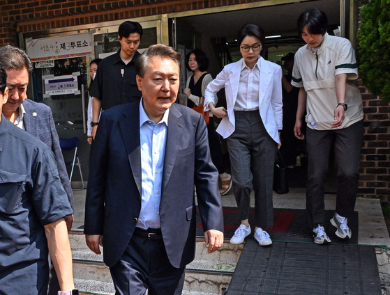 Former President Yoon Suk-yeol and his wife Kim Keon Hee arrive at the polling station at Wonmyong Elementary School in Seocho District, southern Seoul, on Tuesday morning to cast their ballots in the 21st presidential election. [JOONGANG ILBO]