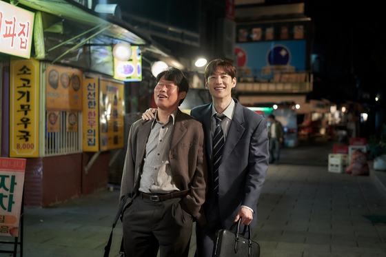 Actors Yoo Hae-jin, left, and Lee Je-hoon star in ″Big Deal″ [SHOWBOX]    