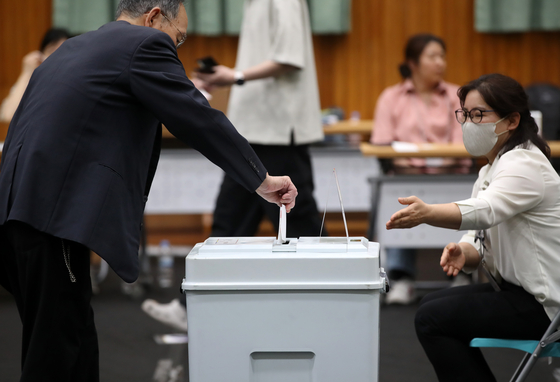 A voter in Busan casts his ballot on June 3, the day of Korea's 21st presidential election. [NEWS1] 