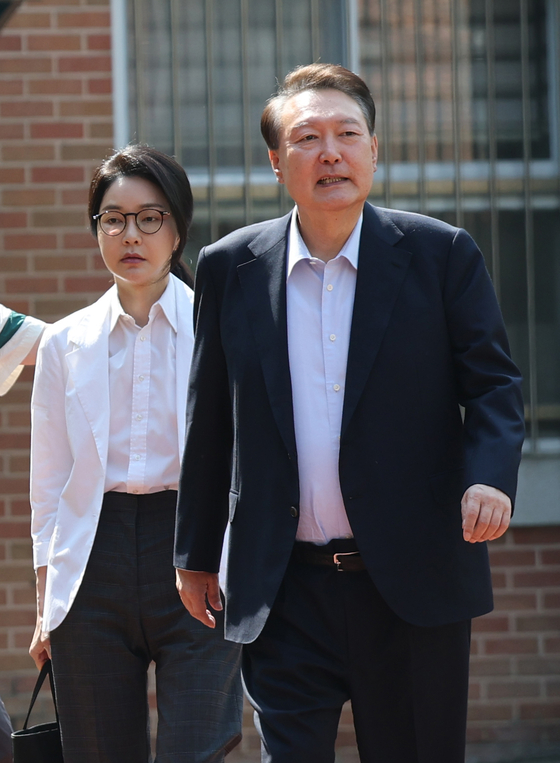 Former President Yoon Suk-yeol and his wife Kim Keon Hee arrive at the polling station at Wonmyong Elementary School in Seocho District, southern Seoul, on Tuesday morning to cast their ballots in the 21st presidential election. [JOONGANG ILBO]