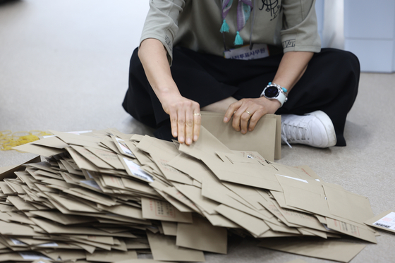 National Election Commission staff check through the presidential election ballots on May 30 in central Seoul. [YONHAP]