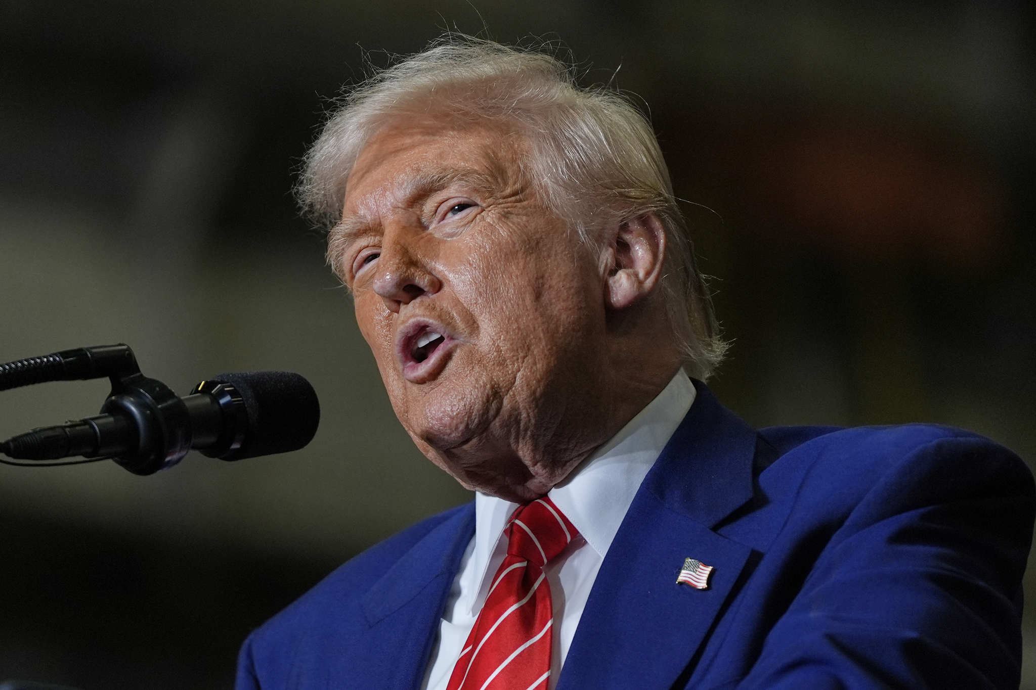 President Donald Trump speaks at U.S. Steel Corporation's Mon Valley Works-Irvin plant on May 30 in West Mifflin, Pennsylvania. [AP/YONHAP]