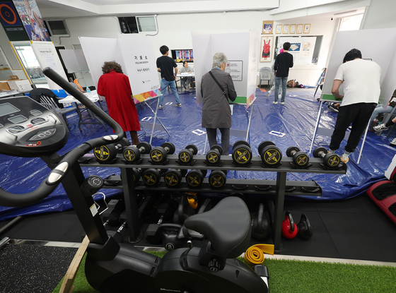 Voters cast their ballots at Namcheon 2-dong No. 3 polling station located inside Wrestling No. 1 Multi-Gym in Suyeong District, Busan, on June 3. [YONHAP]
