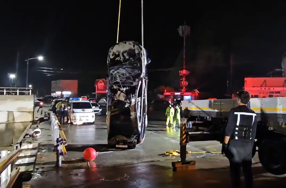 The Mokpo Coast Guard lifts the vehicle carrying a family of four from the waters off Jindo Port in Jindo County, South Jeolla on June 3. [NEWS1]