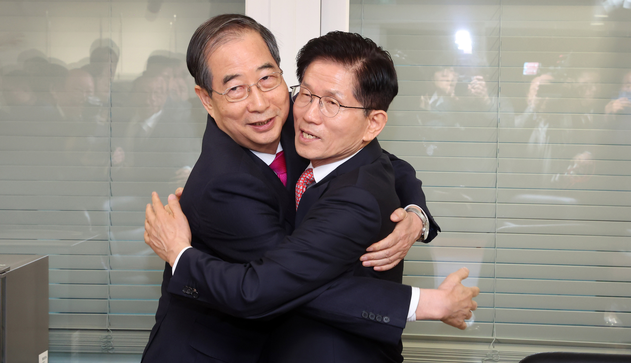 Former Prime Minster Han Duck-soo, left, embraces People Power Party (PPP) presidential candidate Kim Moon-soo at the PPP's headquarters in Yeouido, western Seoul, on May 11. [JOINT PRESS CORPS]