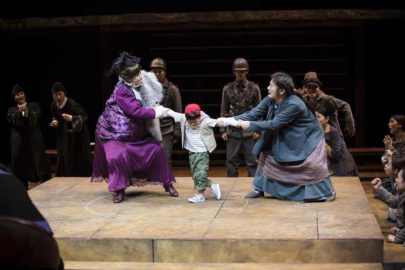 A scene from a performance of Bertolt Brecht’s “The Caucasian Chalk Circle”. [KIM KYUNG-HWA]