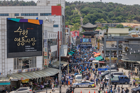 Lee Jae-myung, the new president of Korea, during his campaign at the Suwon Yeongdong Market in Gyeonggi on May 26 [JOONGANG ILBO]