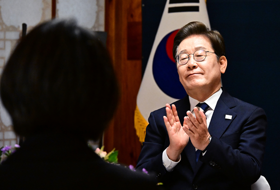 President Lee Jae-myung applauds during a luncheon marking his inauguration at the Sarangjae pavilion of the National Assembly in Yeouido, western Seoul, on June 4. [JOONGANG ILBO]