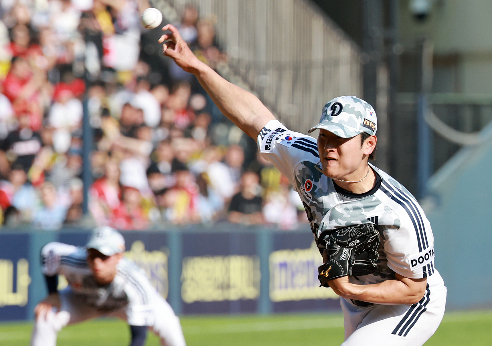 Doosan Bears pitcher Gwak Been pitches during a KBO game against the Kia Tigers at Jamsil Baseball Stadium in southern Seoul on June 3. [NEWS1] 