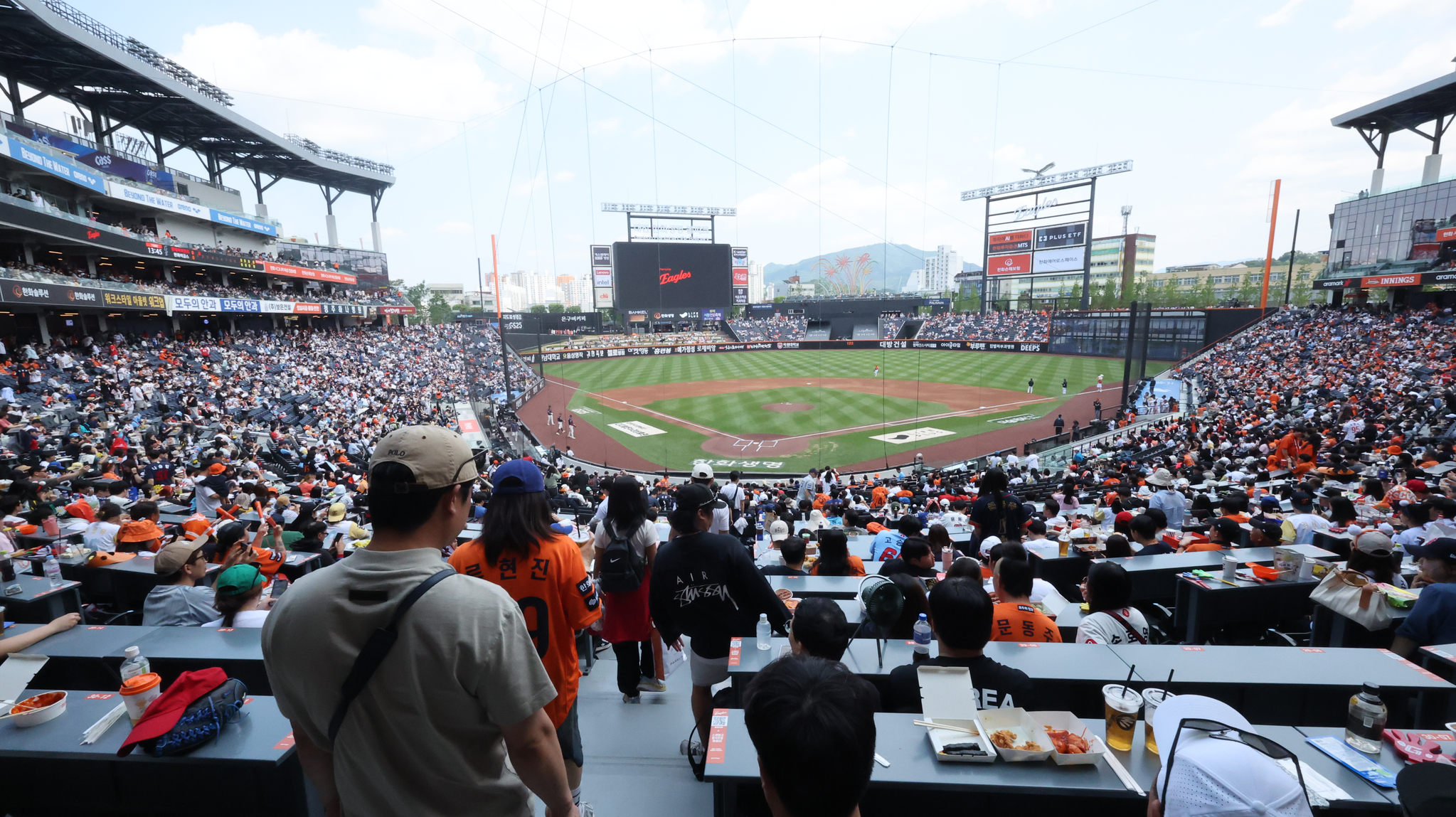 Fans watch the KBO game between the Hanwha Eagles and Lotte Giants at Daejeon Hanwha Life Ballpark in Daejeon on May 25. [YONHAP] 