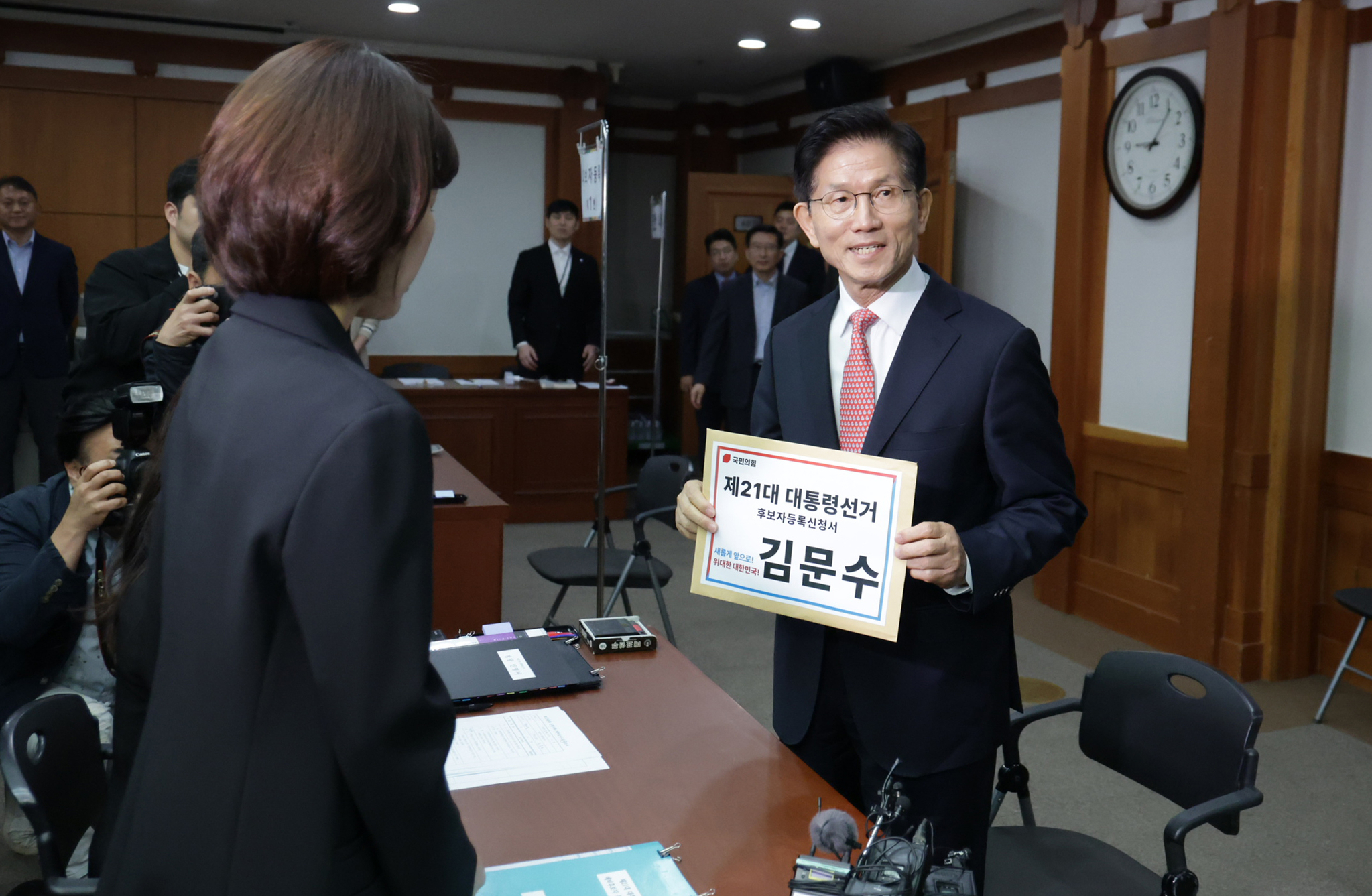 People Power Party presidential candidate Kim Moon-soo registers his candidacy with the National Election Commission (NEC) at the NEC office in Gwacheon, Gyeonggi, on May 11. [KIM SEONG-RYONG]