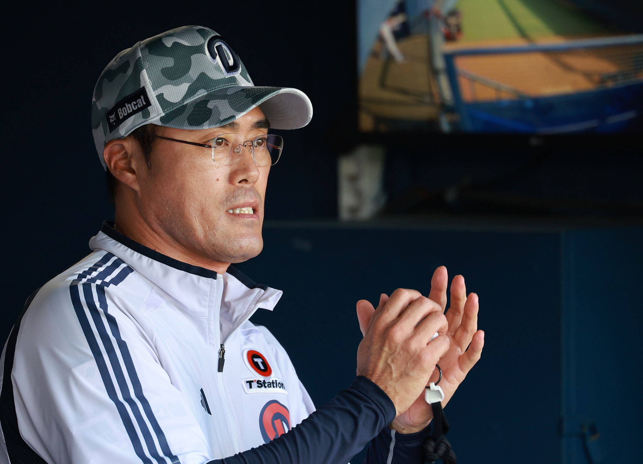 Doosan Bears interim manager Cho Sung-hwan looks on during a KBO game against the Kia Tigers at Jamsil Baseball Stadium in southern Seoul on June 3. [NEWS1] 