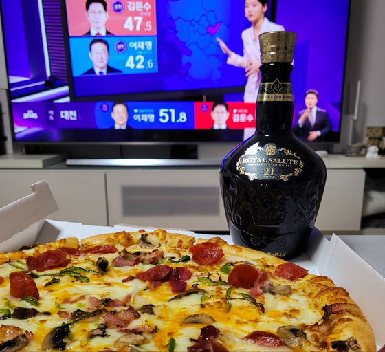 Busan resident Lee Som, 35, ordered pizza to eat while watching the vote count coverage for the presidential election, in this photo provided by Lee. The country held its 21st presidential election on June 3. [JOONGANG ILBO]
