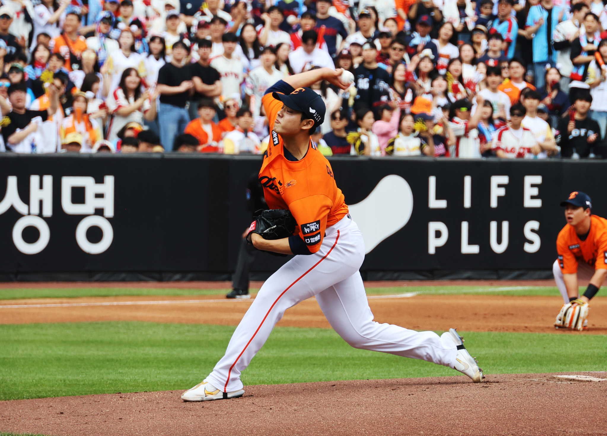Hanwha Eagles pitcher Moon Dong-ju pitches during the KBO game against the Lotte Giants at Daejeon Hanwha Life Ballpark in Daejeon on May 25. [YONHAP] 