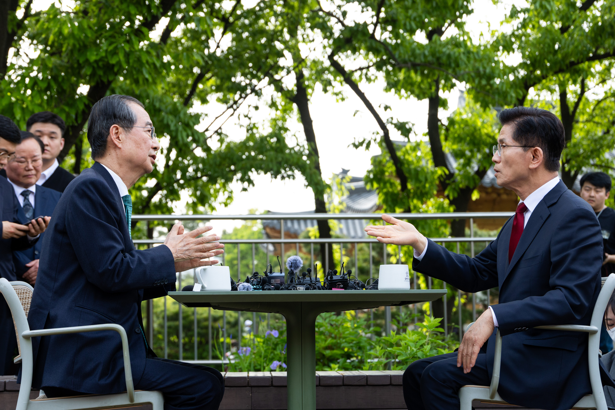 The People Power Party's Kim Moon-soo, right, and former Prime Minister Han Duck-soo hold a second round of talks about merge their campaigns near the National Assembly in Yeouido, western Seoul, on May 8. [JOINT PRESS CORPS]