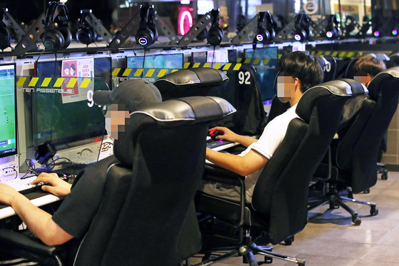 Customers play games at a PC cafe in Seoul in this photo unrelated to the story. [YONHAP] 