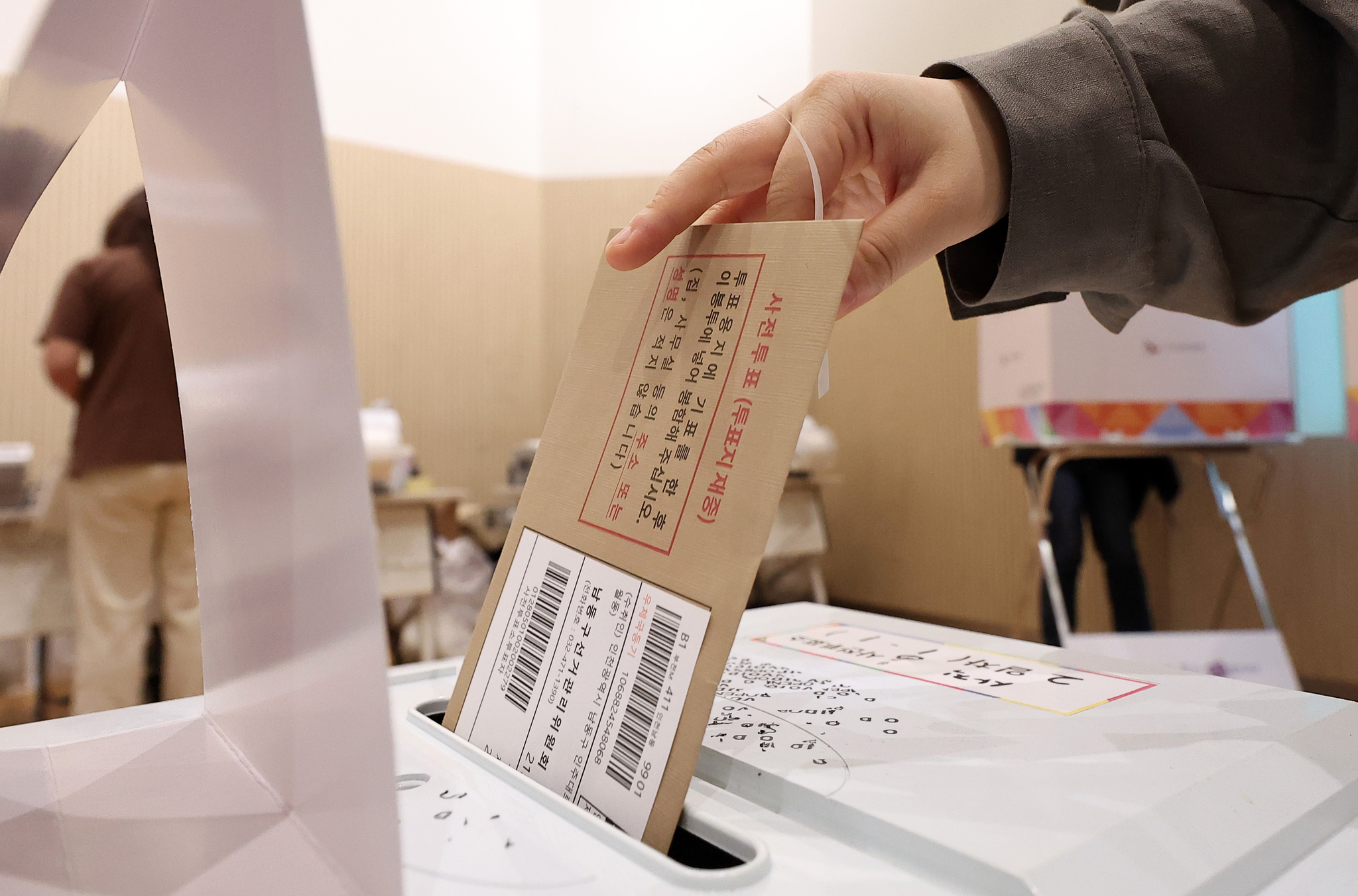 Voters cast their ballots at an early voting station at the Sajik-dong Community Service Center in Jongno District, central Seoul, on the second day of early voting for the 21st presidential election on May 30. [NEWS1] 