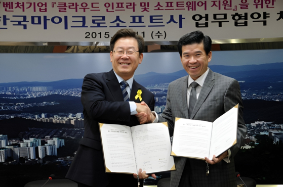 President Lee Jae-myung, left, and American Chamber of Commerce in Korea Chairman and CEO James Kim in 2015 [AMCHAM]