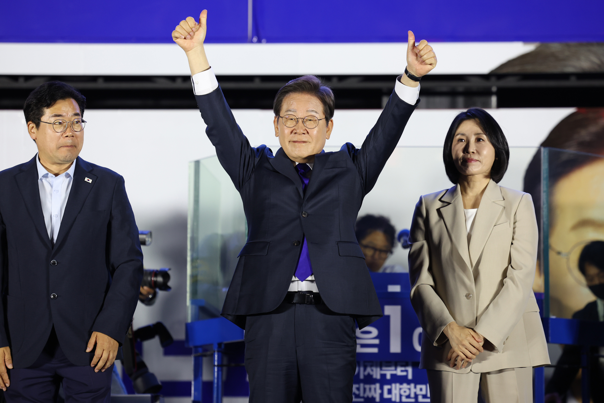 Lee Jae-myung of the liberal Democratic Party, center, greets supporters at an outdoor stage near the National Assembly in Yeouido, western Seoul, in the early hours of June 4, soon after his presidential victory was certain. [JOINT PRESS CORPS]