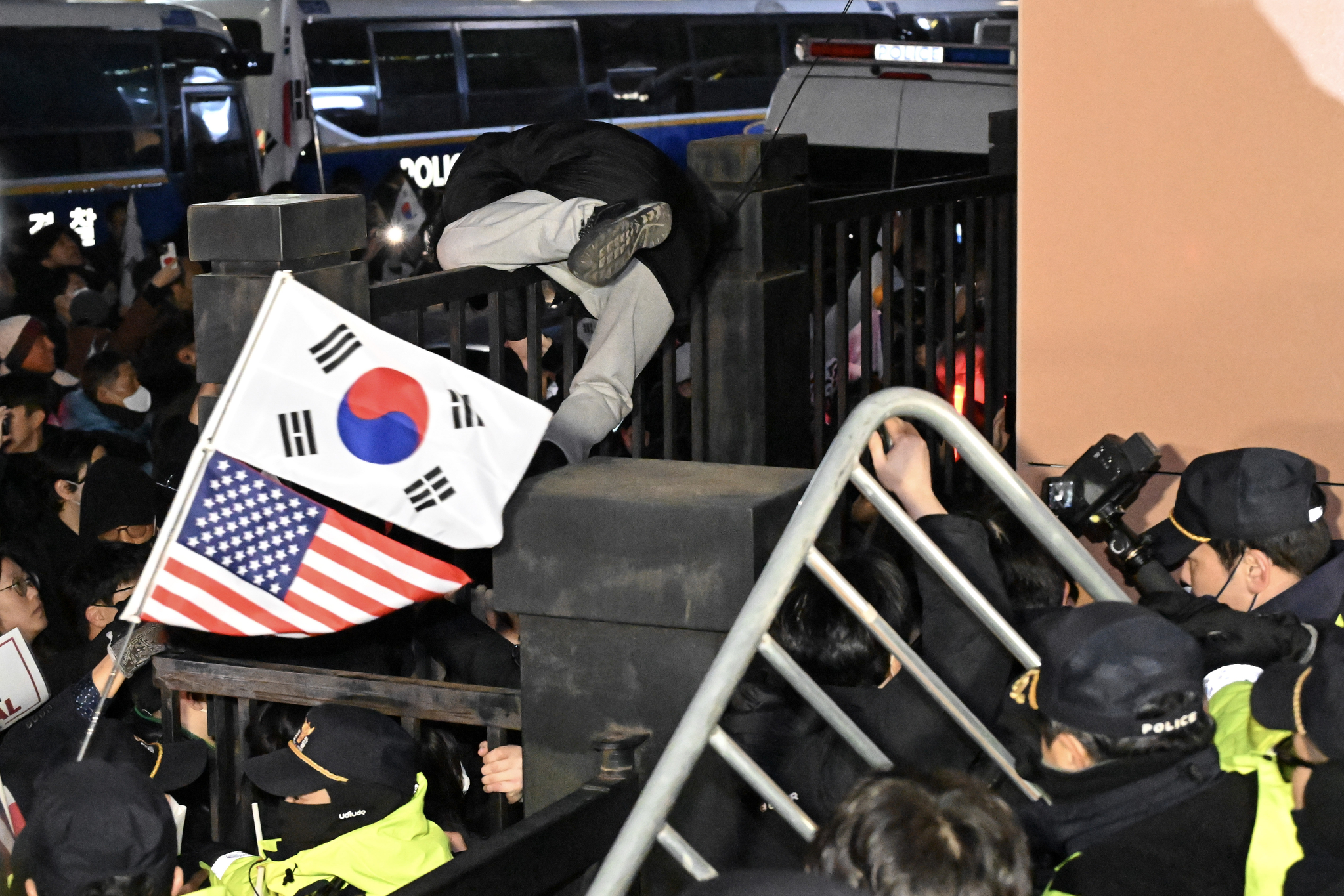 Angry supporters of former President Yoon Suk Yeol attempt to storm the Seoul Western District Court in Mapo District, western Seoul, on Jan. 19, after the court issued a warrant for his arrest. [YONHAP]