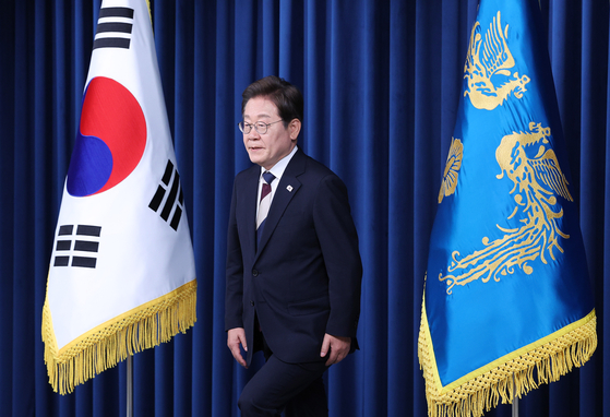 President Lee Jae-myung enters the briefing room at the presidential office in Yongsan District, central Seoul, on June 4 to announce his first appointments, including the nominee for prime minister and presidential chief of staff. [JOINT PRESS CORPS]