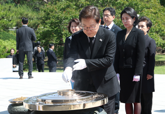 President Lee Jae-myung pays respects at the Seoul National Cemetery in Dongjak District, southern Seoul, on June 4, as his first official activity after election. [JOINT PRESS CORPS] 