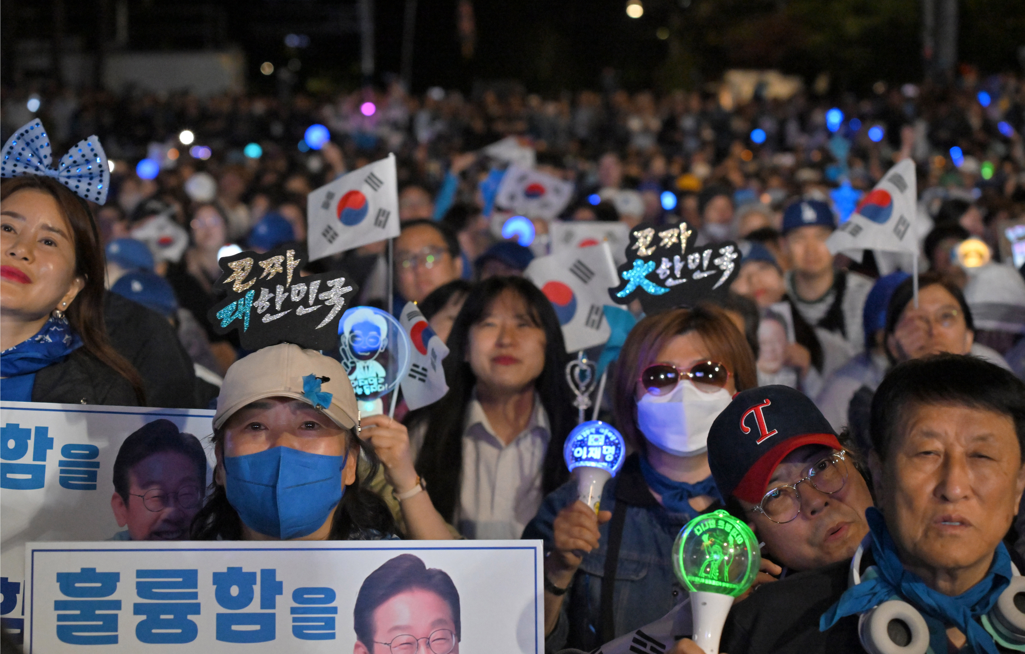 Supporters listen to Lee Jae-myung of the liberal Democratic Party speak at an outdoor stage near the National Assembly in Yeouido, western Seoul, early June 4. [JOINT PRESS CORPS]
