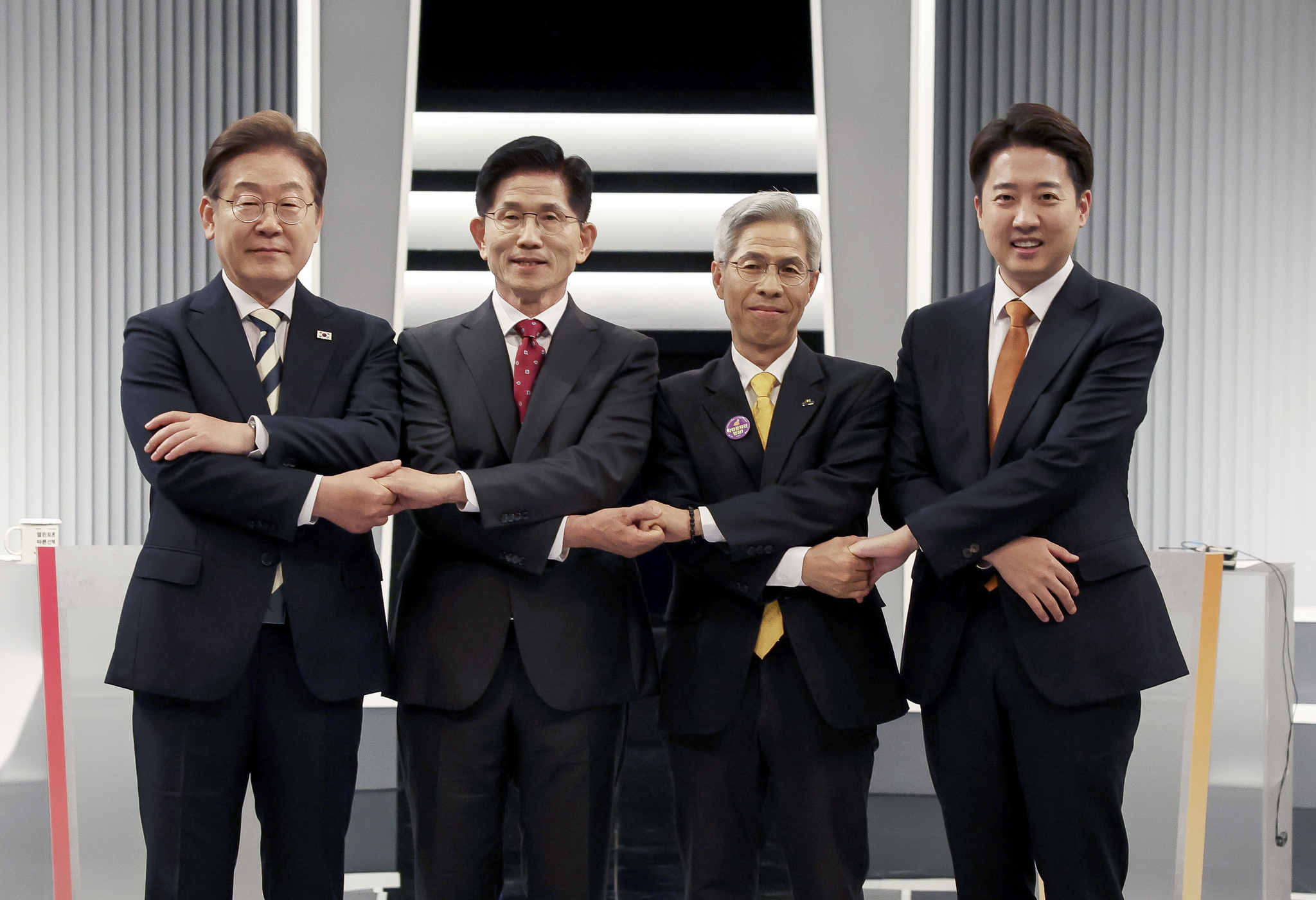 From left, Lee Jae-myung of the Democratic Party, Kim Moon-soo of the People Power Party, Kwon Young-gook of the Democratic Labor Party and Lee Jun-seok of the Reform Party pose for a photo ahead of the second televised presidential debate on May 23 at the KBS studio in Yeongdeungpo District, western Seoul. [JOINT PRESS CORPS]