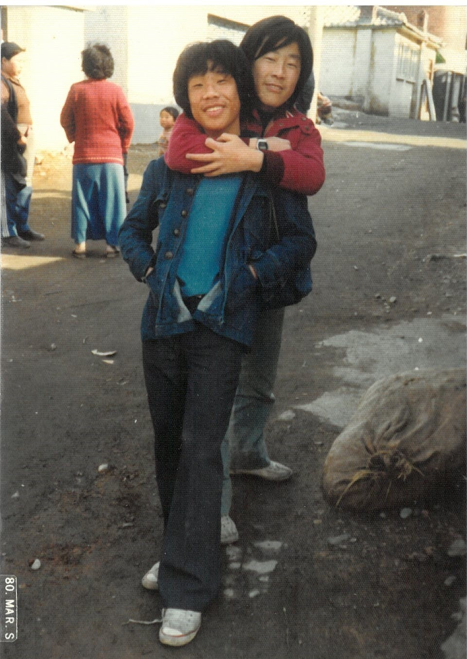 President Lee Jae-myung, right, and his childhood friend Shim Jeong-woon pose in an alleyway in Seongnam, Gyeonggi, in 1980. [SHIM JEONG-WOON]