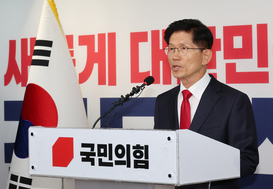 Kim Moon-soo, presidential candidate of the conservative People Power Party (PPP), gives a press conference at the PPP headquarters in Yeouido, western Seoul, early June 4. [JOINT PRESS CORPS]