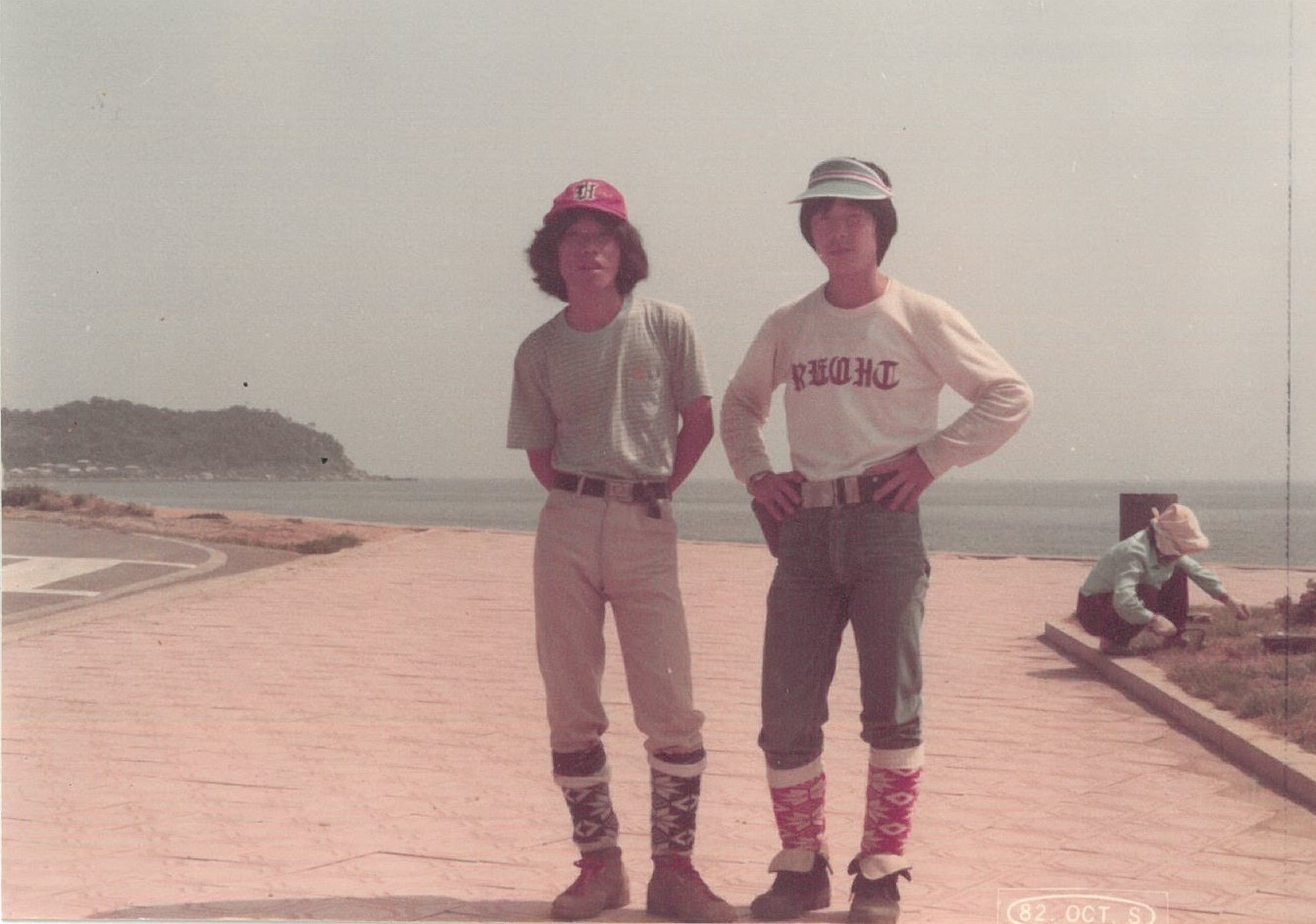 President Lee Jae-myung, right, poses with his childhood friend Shim Jeong-woon during a hiking trip in Gangwon in 1982. [SHIM JEONG-WOON]