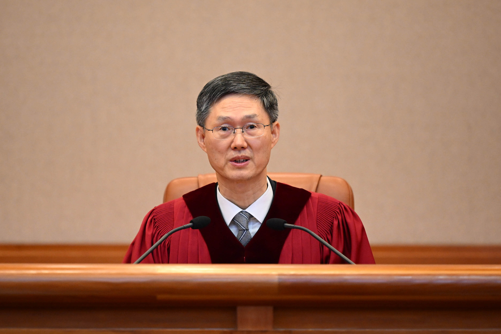 Constitutional Court Acting Chief Justice Moon Hyung-bae reads the verdict on President Yoon Suk Yeol's fate at the court in central Seoul on April 4. [JOINT PRESS CORPS]