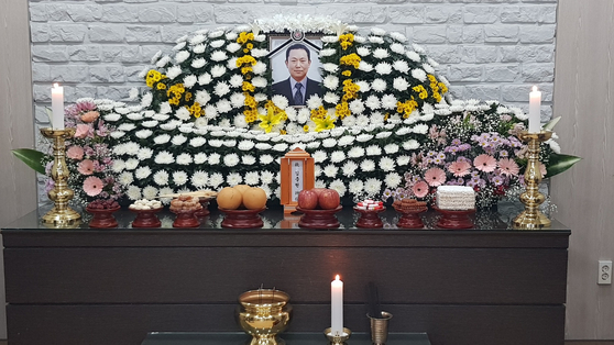 The memorial altar for Kim Choong-hyun, who died while working at the Taean Thermal Power Plant in South Chungcheong, is set up in Room No. 1 on the second floor of the funeral hall at the Taean Health Center and County Hospital on June 3. [YONHAP]