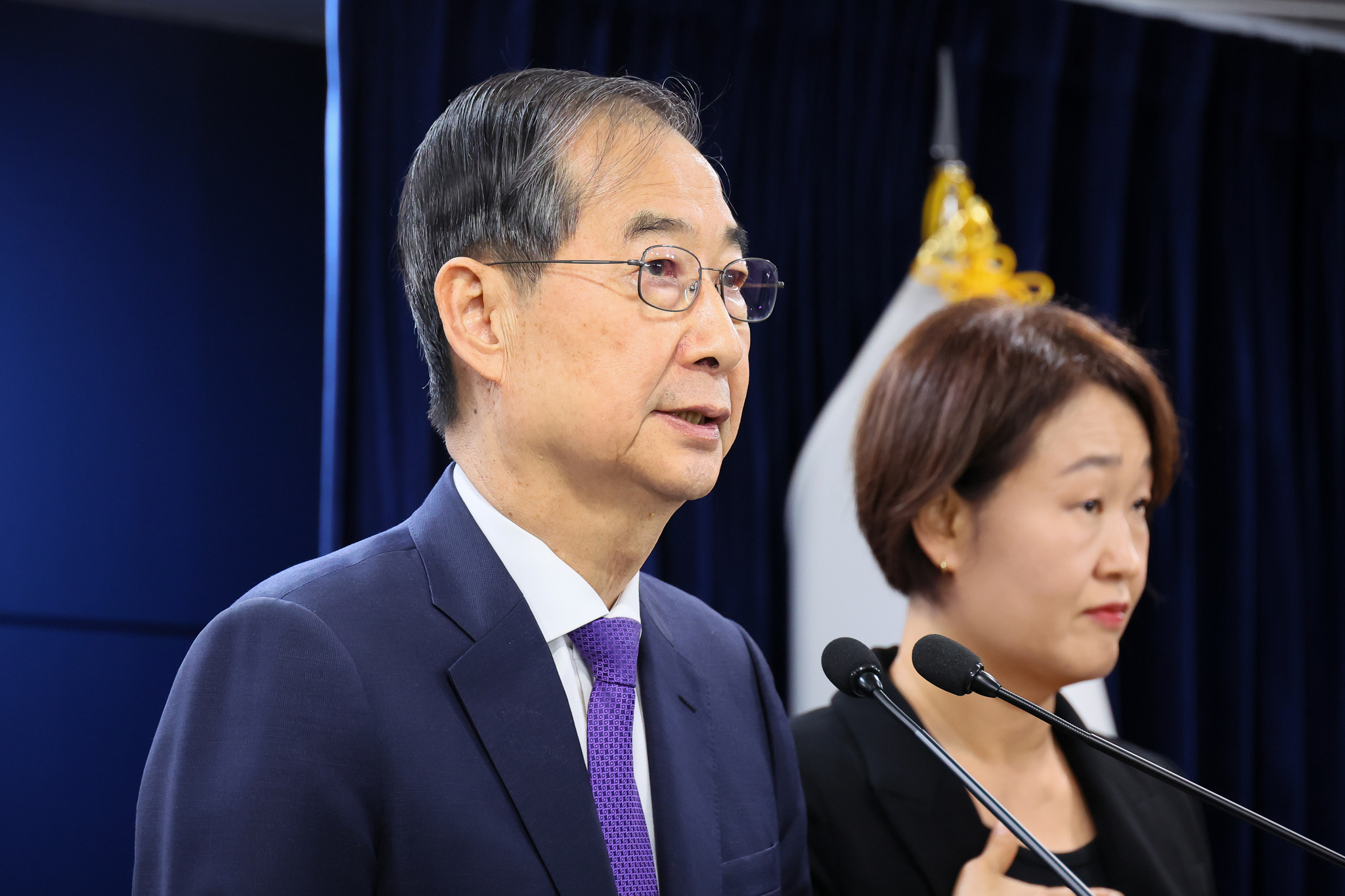 Former acting President and Prime Minister Han Duck-soo announces his resignation from to run in the June 3 presidential election at the government complex in central Seoul on May 1. [OFFICE FOR GOVERNMENT POLICY COORDINATION]