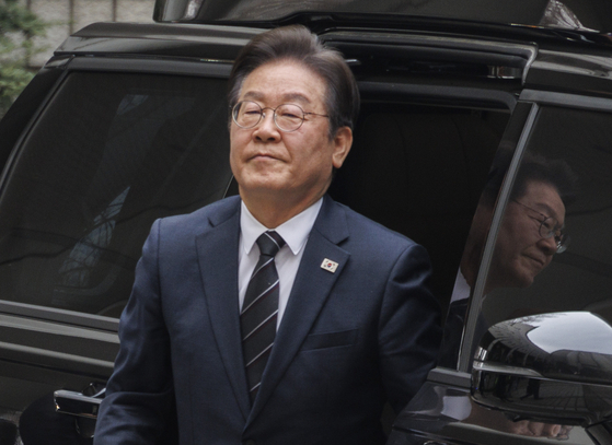 Lee Jae-myung arrives at the Seoul Central District Court in Seocho District, southern Seoul, on March 25 to testify in the trial of the Daejang-dong development scandal. [YONHAP]  