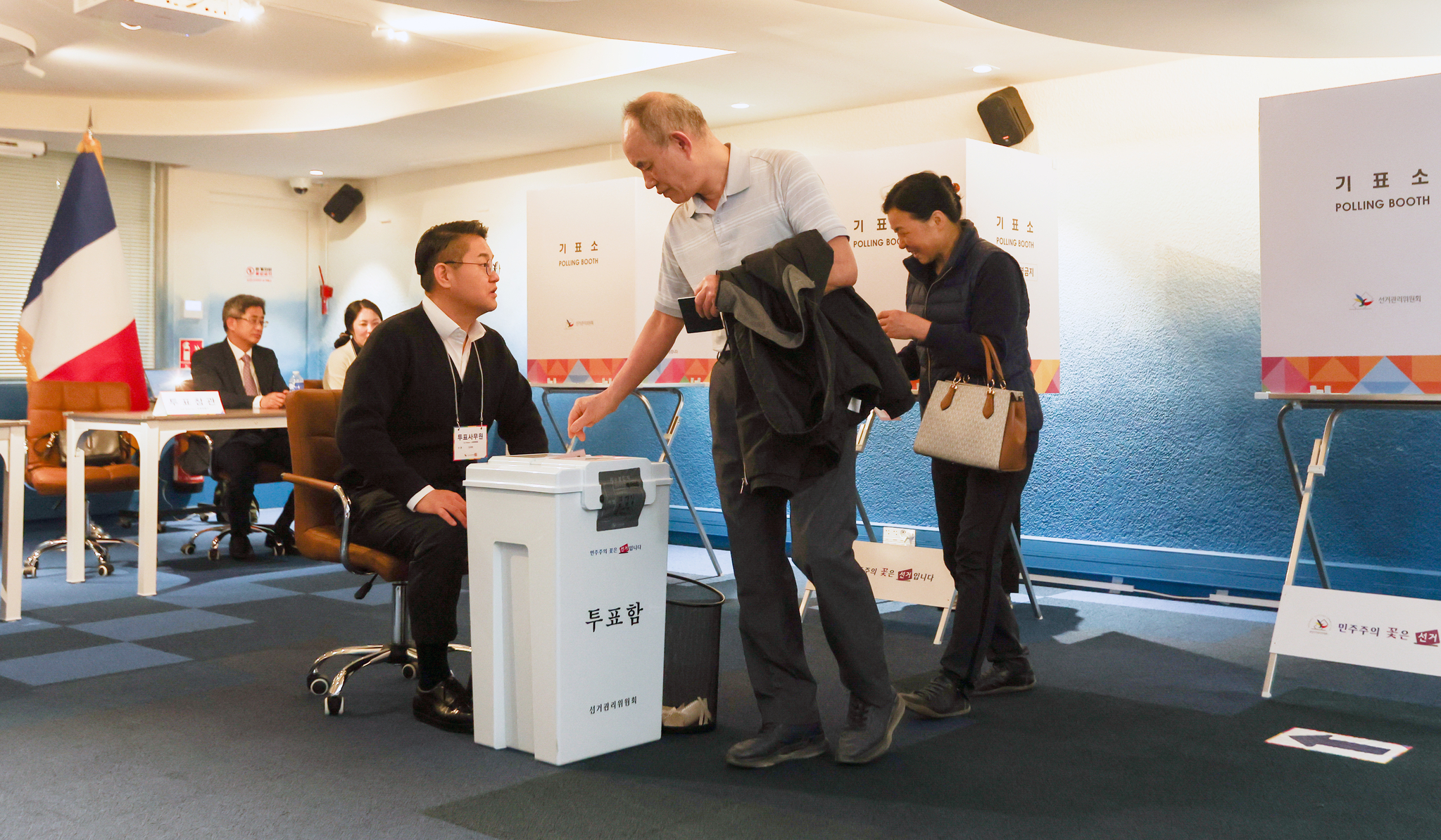Voters living in France cast their ballots at a polling station at the Korean Embassy in Paris on May 20 as overseas voting for the June 3 presidential election kicks off its six-day run. [NEWS1]