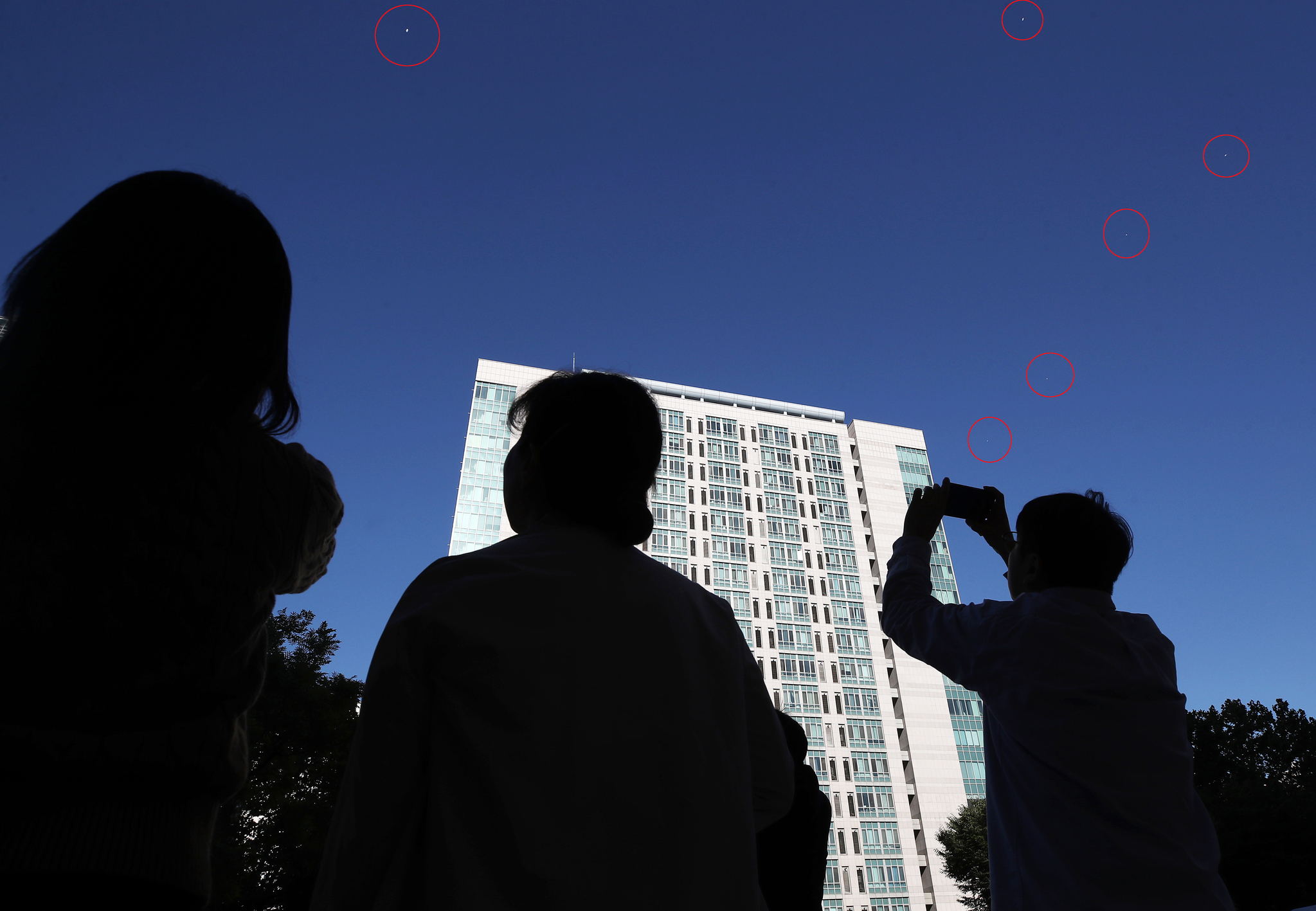 Trash-filled balloons sent by North Korea float above a building in Seoul’s Mapo District, western Seoul, on Oct. 4, 2024. It marked the 24th such balloon launch by the North this year. [NEWS1]