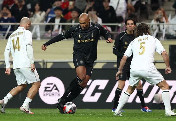 FC Spear's Thiery Henry dribbles the ball during the Nexon Icons Match against Shield United at Seoul World Cup Stadium in western Seoul on Oct. 20, 2024. [YONHAP] 