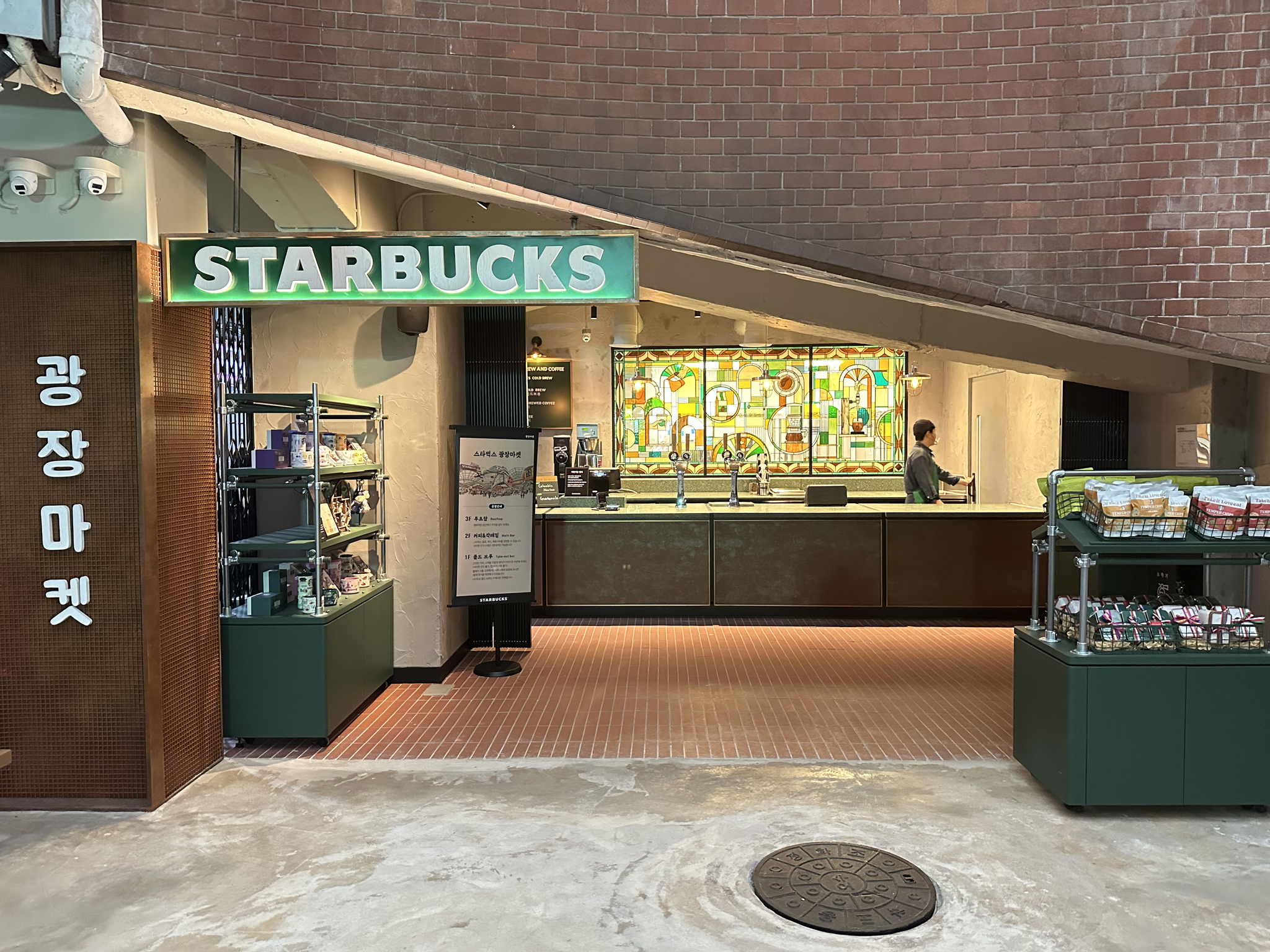 The first floor of Starbucks' Gwangjang Market branch [WOO JI-WON]