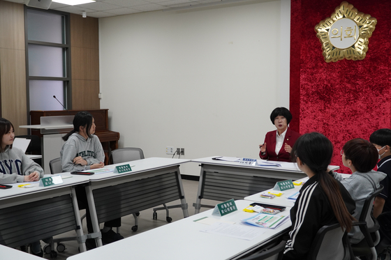 Children take part in a policy meeting at the Gangseo District Council in western Seoul on the enactment of an ordinance to support child and adolescent health in April. [GOOD NEIGHBORS]
